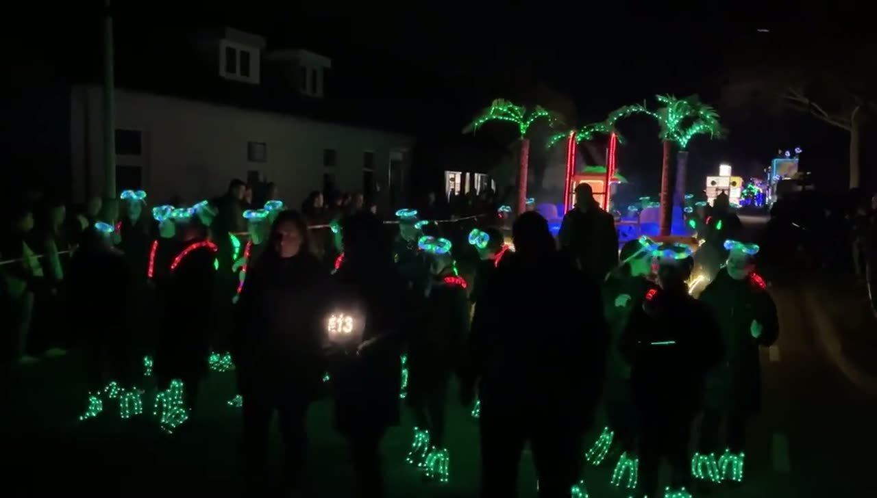 Verlichte optocht, Deurne — vaste sluitertijd, lage vlieghoogte